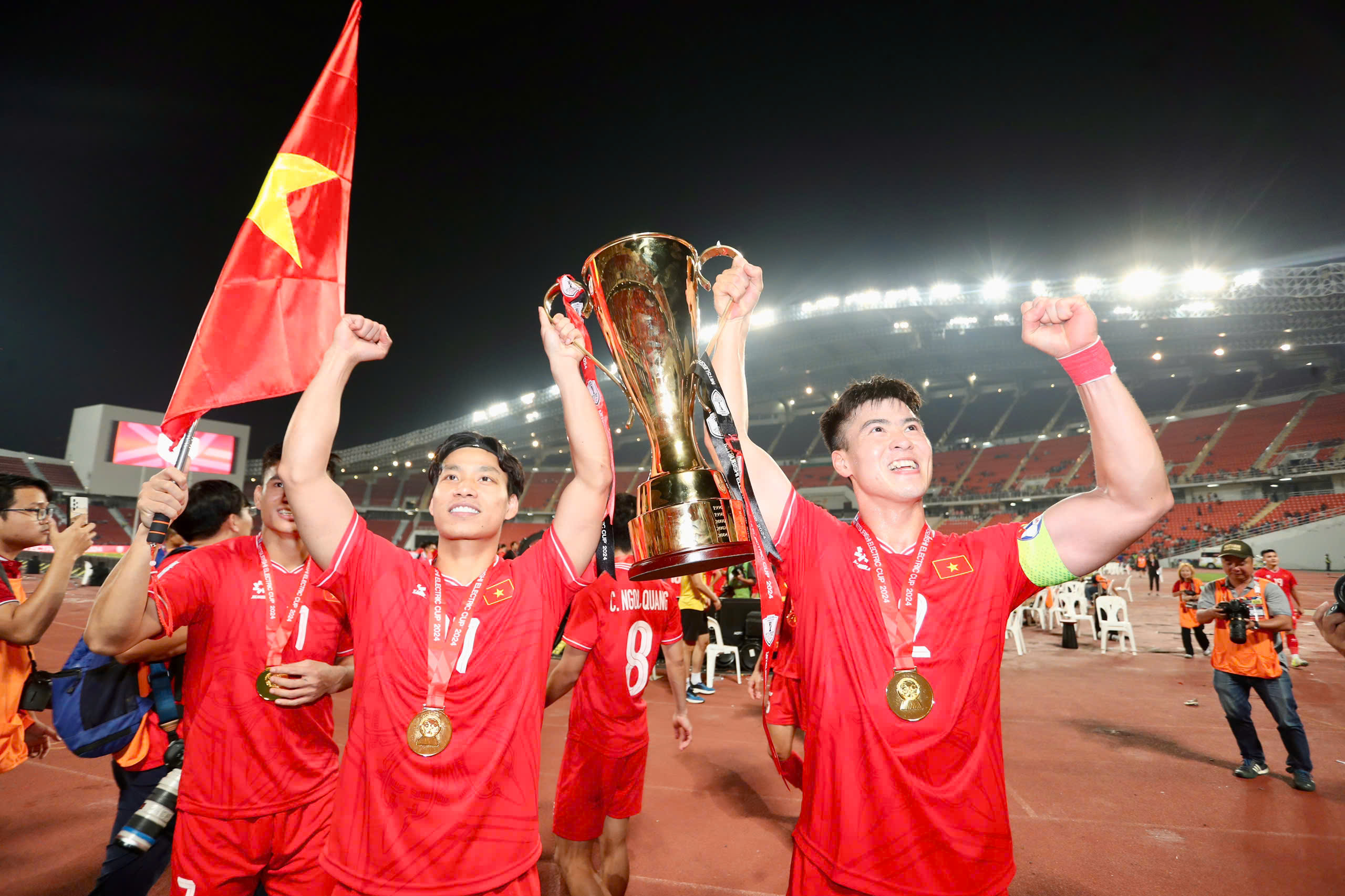 Khoảnh khắc đội tuyển Việt Nam nâng cao cúp vô địch AFF Cup 2024: Rưng rưng!- Ảnh 24.