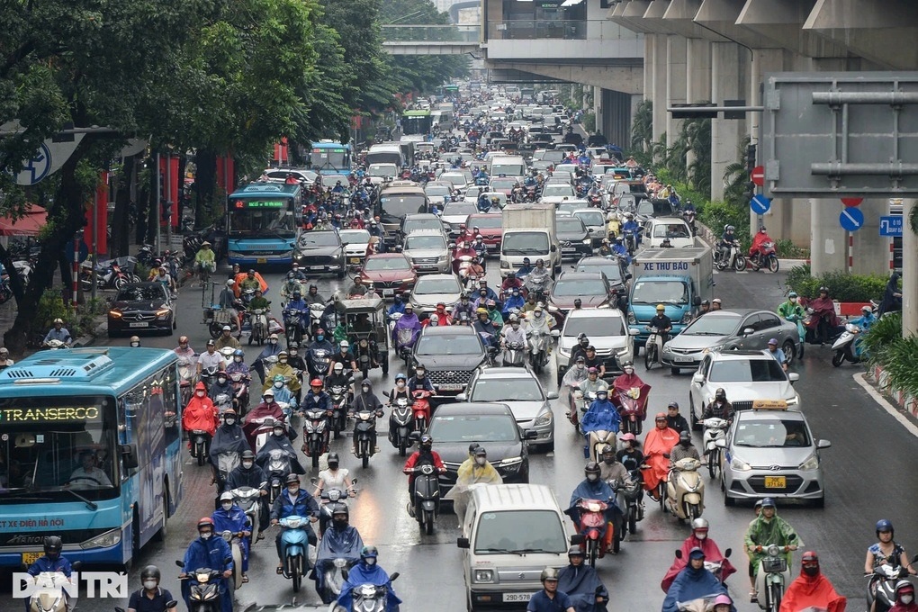 Chưa khi nào người dân tuân thủ giao thông thế này, tắc đường chút có sao? - 2