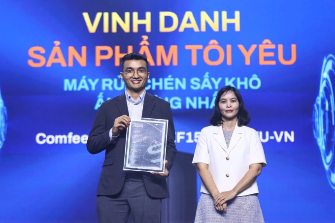 Ông Lê Trọng Phước đại diện Comfee nhận giải tại Tech Awards 2024. Ảnh: Quỳnh Trần