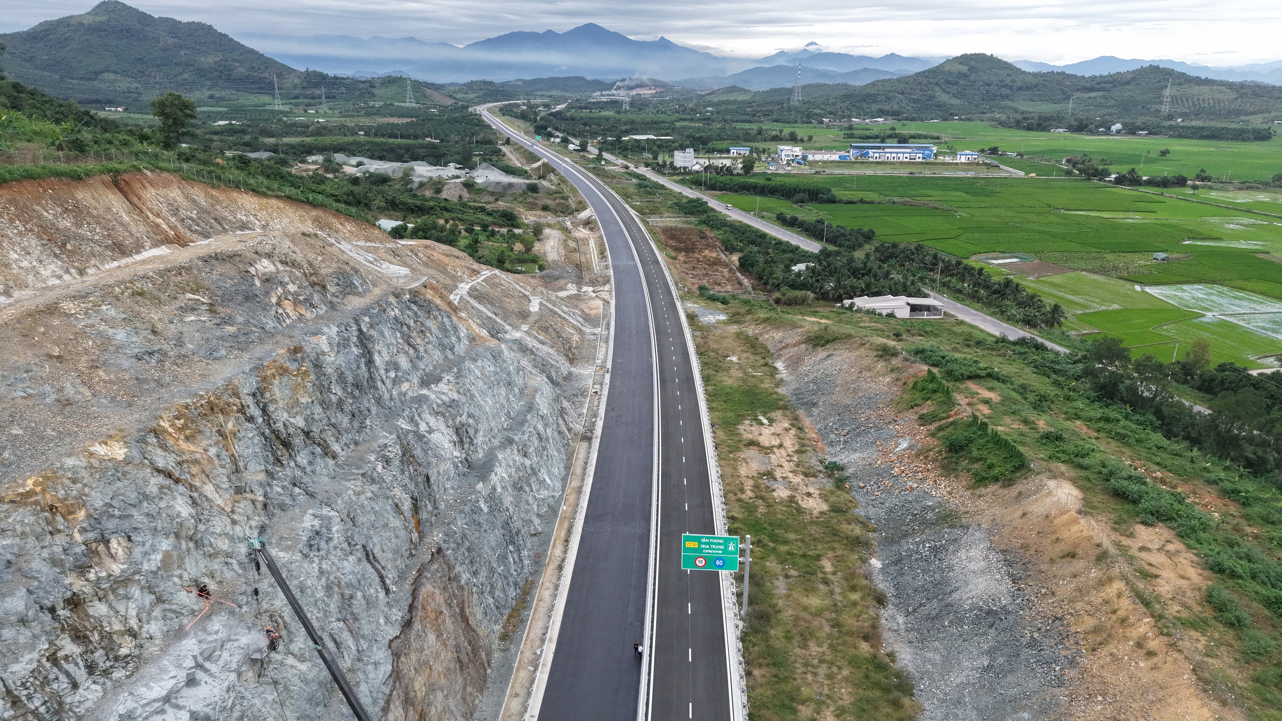 Cận cảnh cao tốc Vân Phong - Nha Trang trước ngày thông tuyến- Ảnh 2.