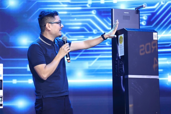 Tech reviewer Trương Ngọc Dương đánh giá sản phẩm máy lọc nước tại Tech Awards. Ảnh: Quỳnh Trần