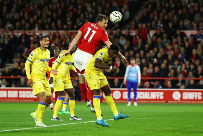 Chris Wood đánh đầu ghi bàn giúp Nottingham Forest thắng Crystal Palace 1-0 trên sân City Ground, Nottingham, Anh ngày 21/10/2024. Ảnh: Reuters