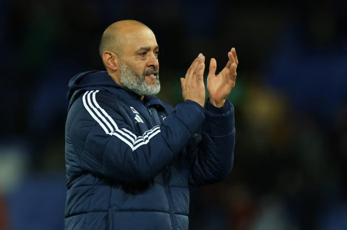 HLV Nuno Espirito Santo vỗ tay tri ân người hâm mộ sau trận Nottingham Forest thắng Everton 2-0 trên sân Goodison Park, Liverpool, Anh ngày 29/12/2024. Ảnh: Reuters