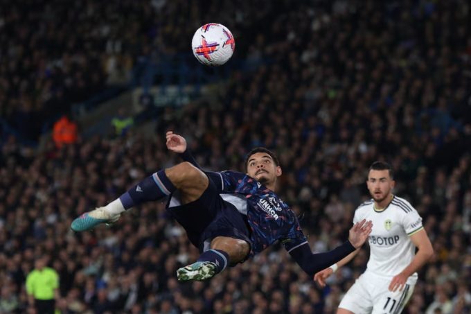 Morgan Gibbs-White tung người vô-lê trong trận Nottingham Forest thắng Everton 2-0 trên sân Goodison Park, Liverpool, Anh ngày 29/12/2024. Ảnh: Reuters