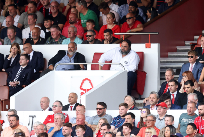 Evangelos Marinakis (áo sơ mi trắng) dự khán một trận của Nottingham Forest trên sân nhà.