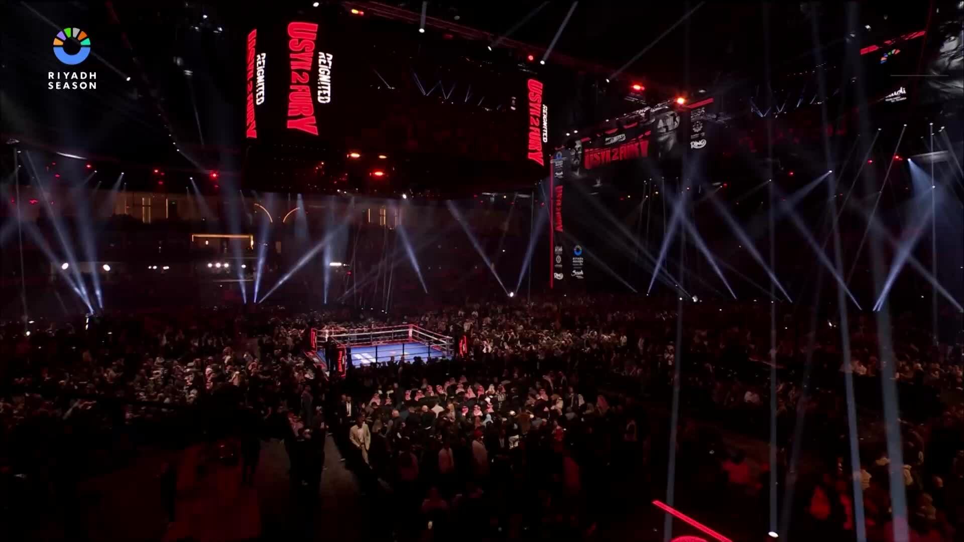 Usyk thắng điểm Fury