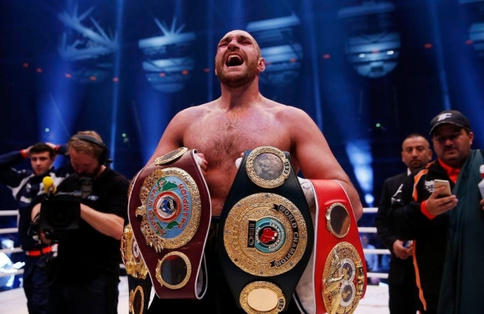 Fury phấn khích sau khi đoạt cả bốn đai WBA, IBF, WBO và IBO của Klitschko. Ảnh: AFP