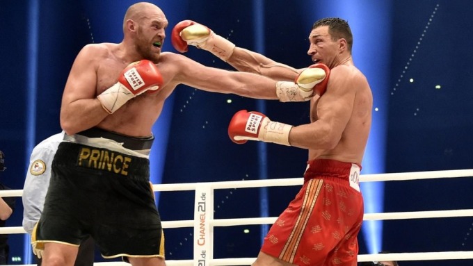 Fury trong trận thắng Klitschko để đoạt cả bốn đai hạng nặng của võ sĩ Ukraine - WBA, IBF, WBO và IBO - trên võ đài Esprit Arena, Duesseldorf, Đức ngày 29/11/2015. Ảnh: AP