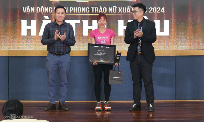 Hà Thị Hậu nhận giải VĐV phong trào nữ xuất sắc 2024 của VnExpress Runners of the Year 2024. Ảnh: Hiếu Lương