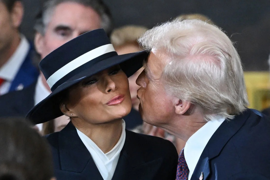 Đằng sau chiếc mũ che hết nửa mặt của bà Melania Trump - Ảnh 3.