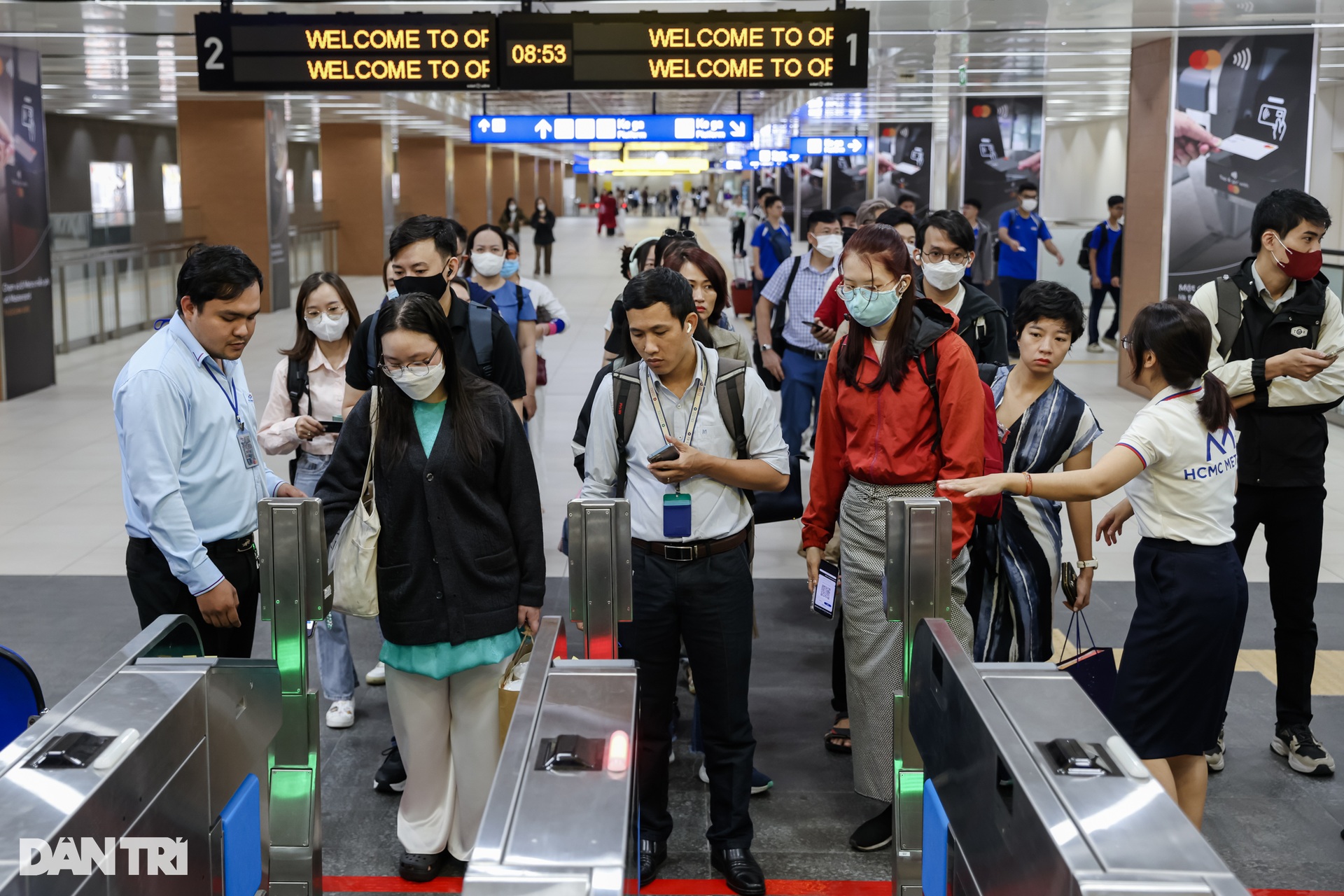 Nhân viên, sinh viên chọn metro để đi học, đi làm trong ngày đầu thu phí  - 2