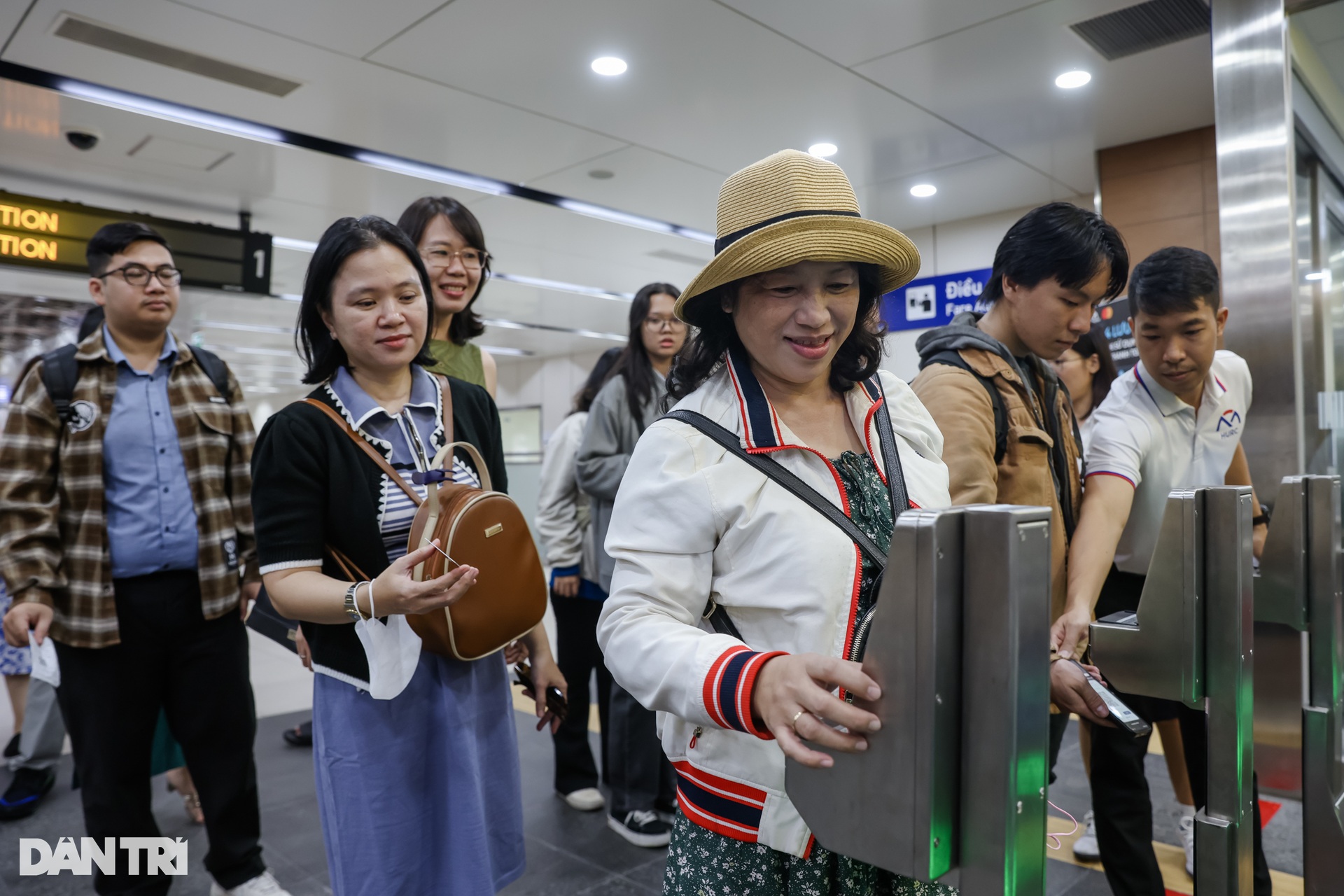 Nhân viên, sinh viên chọn metro để đi học, đi làm trong ngày đầu thu phí  - 5