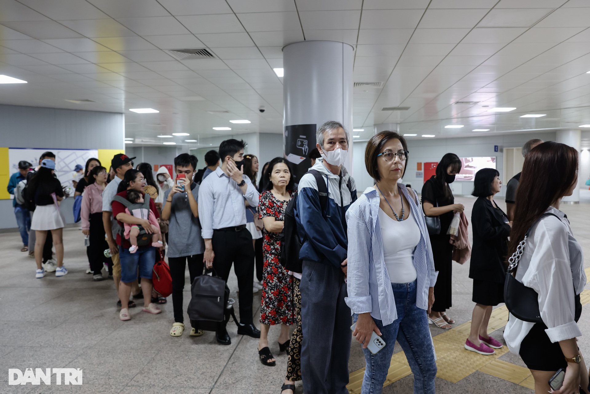 Nhân viên, sinh viên chọn metro để đi học, đi làm trong ngày đầu thu phí  - 6