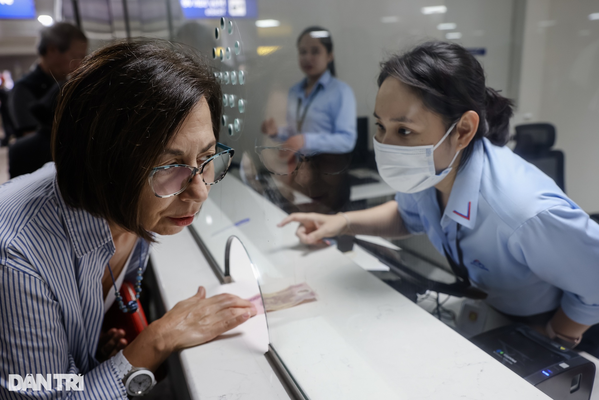 Nhân viên, sinh viên chọn metro để đi học, đi làm trong ngày đầu thu phí  - 7