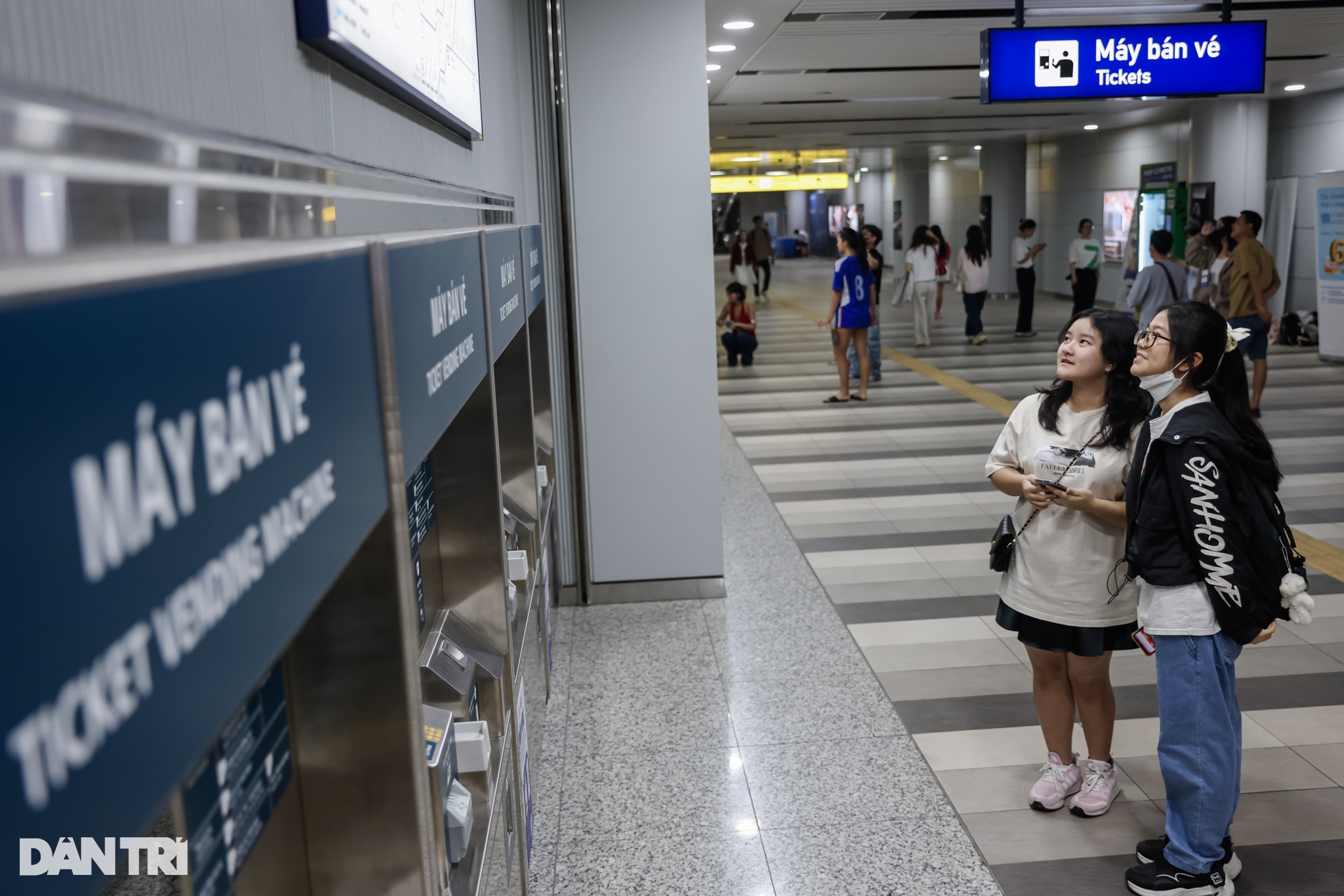 Nhân viên, sinh viên chọn metro để đi học, đi làm trong ngày đầu thu phí  - 11