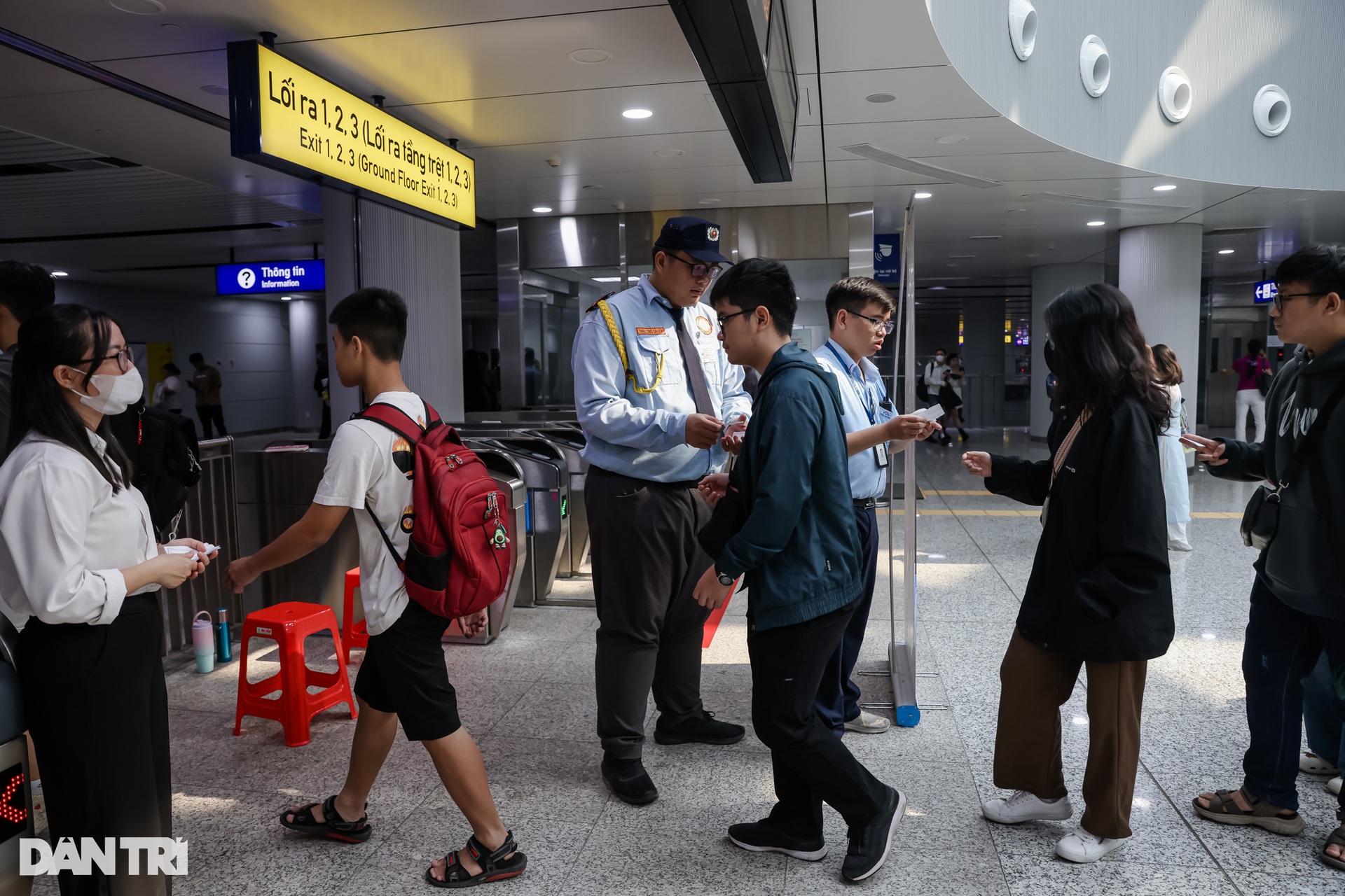 Nhân viên, sinh viên chọn metro để đi học, đi làm trong ngày đầu thu phí  - 10