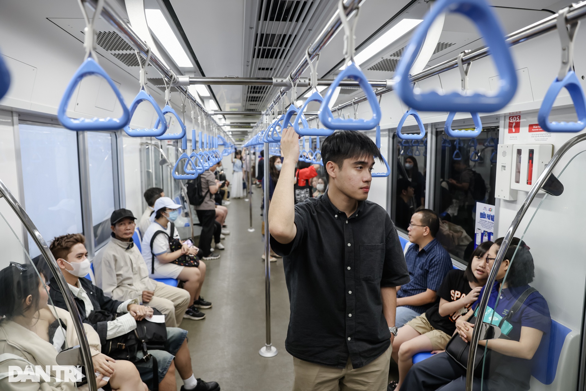 Nhân viên, sinh viên chọn metro để đi học, đi làm trong ngày đầu thu phí  - 12