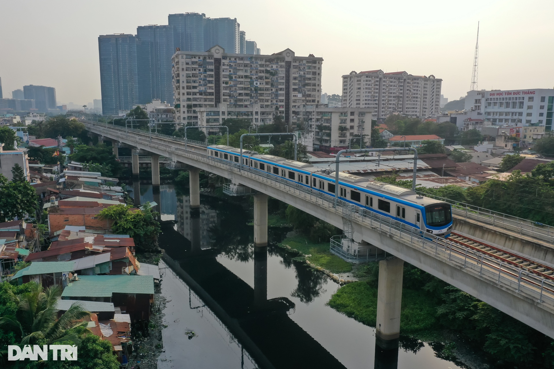 Nhân viên, sinh viên chọn metro để đi học, đi làm trong ngày đầu thu phí  - 15