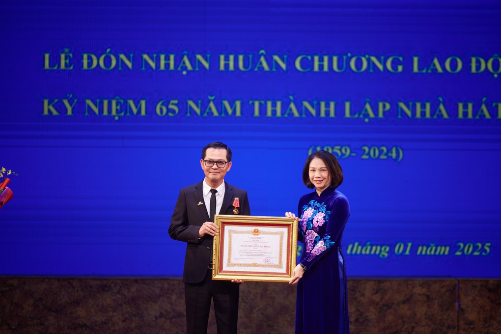 Nhà hát Kịch Hà Nội đón nhận Huân chương Lao động hạng Nhì - 2