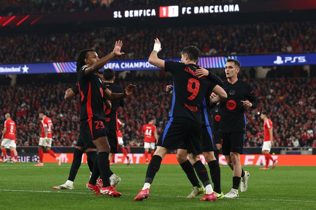 Barcelona đánh bại Benfica trong trận cầu nghẹt thở 9 bàn thắng - 2