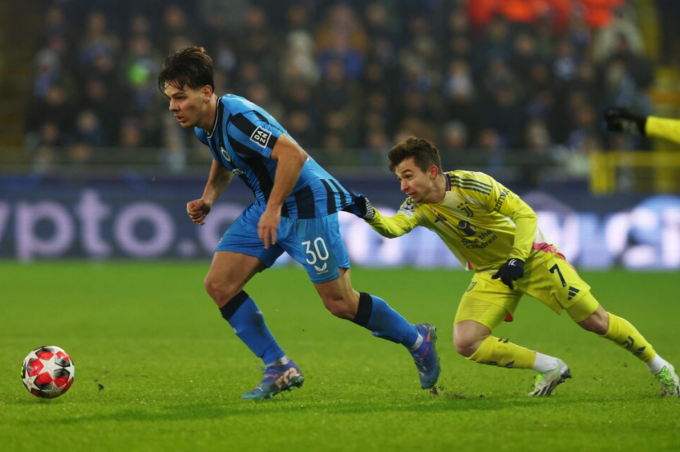 Francisco Conceicao kéo áo Ardon Jashari trong trận Juventus hòa Club Brugge 0-0 trên sân Jan Breydel, Brugge, Bỉ ngày 21/1. Ảnh: Reuters