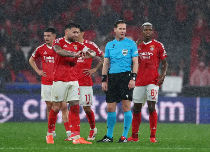 Các cầu thủ Benfica chờ phán quyết của trọng tài Danny Makkelie trong lúc VAR can thiệp. Ảnh: Reuters