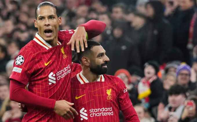 Virgil Van Dijk (trái) mừng bàn mở tỷ số của Mohamed Salah trong trận Liverpool thắng Lille 2-1 trên sân Anfield ngày 21/1. Ảnh: AP