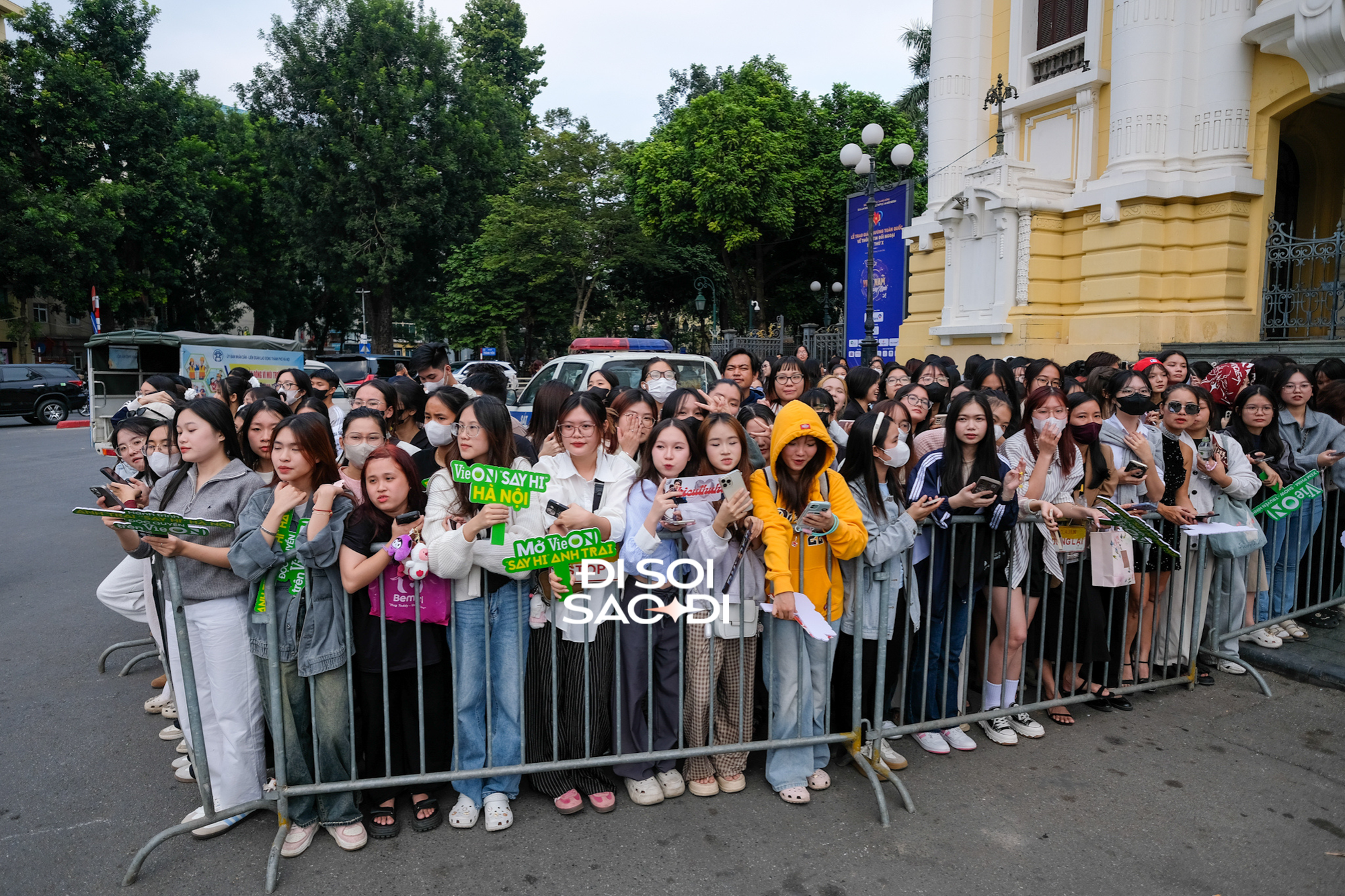 Dàn Anh Trai Say Hi diễu hành tại Hà Nội: Visual bắt góc nào cũng nét, fan nô nức như 