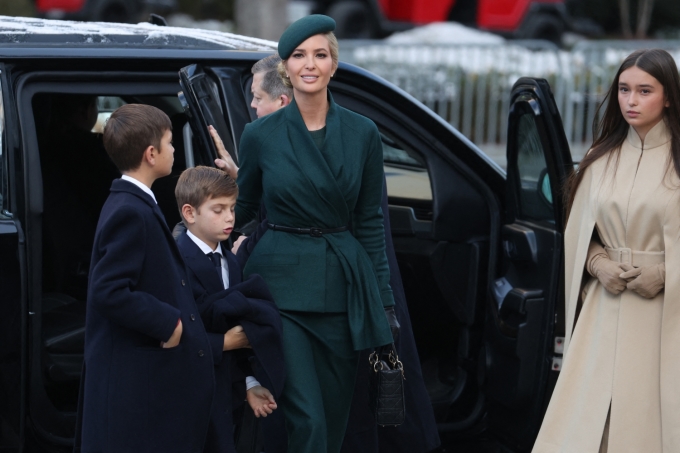 Ivanka Trump diện áo váy xanh ngọc lục bảo khi tới buổi lễ nhậm chức của bố. Ảnh: AFP