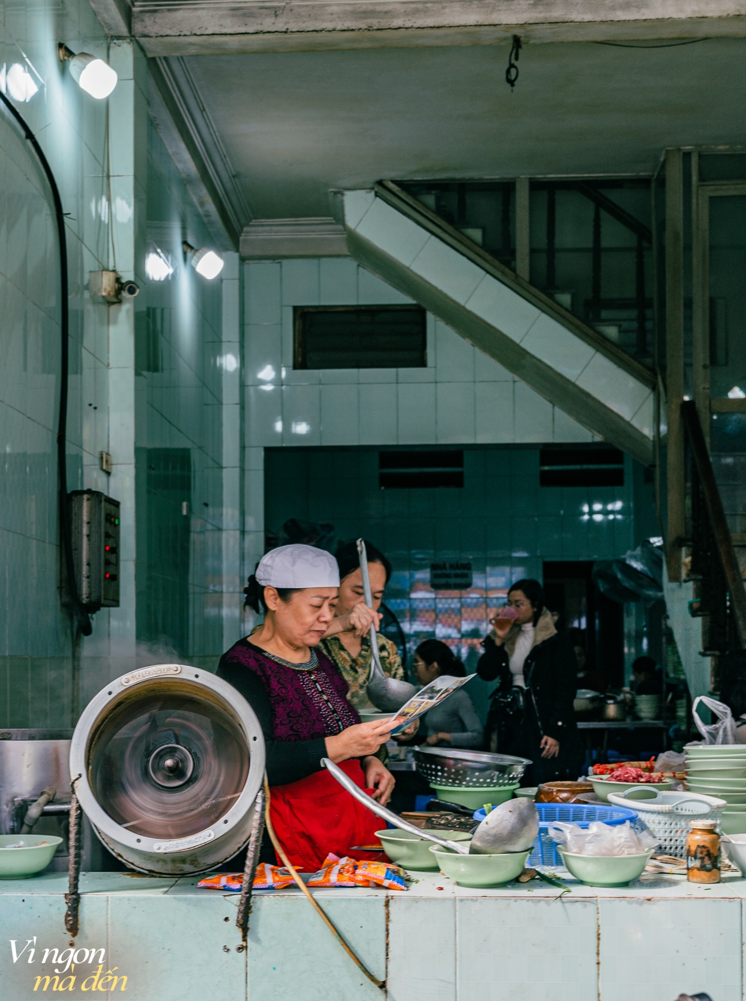 Quán phở không tên, không biển hiệu bán hơn 40 năm: Chỉ bán duy nhất một món, nói không với chanh mà vẫn - Ảnh 6.