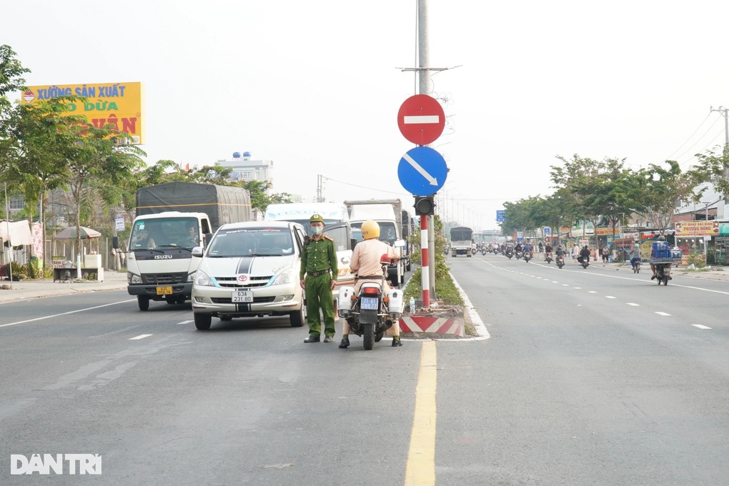 Tài xế ngủ gật trong buồng lái vì cầu Rạch Miễu kẹt cứng - 6