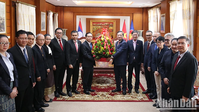 Các ban, bộ, ngành của Lào chúc mừng 95 năm Ngày thành lập Đảng Cộng sản Việt Nam và Tết Ất Tỵ ảnh 3