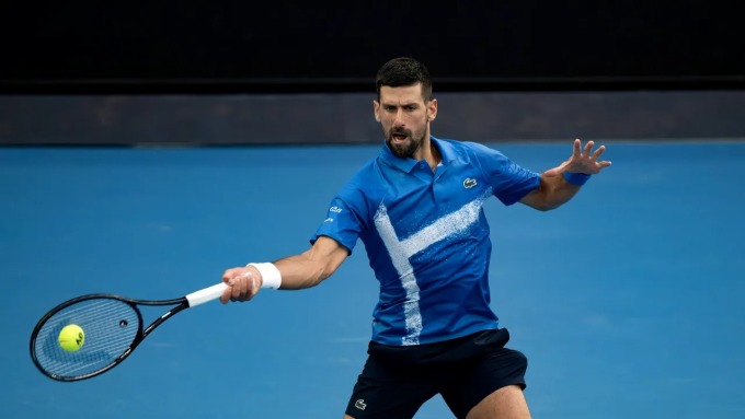 Djokovic đánh thuận tay trong trận gặp Lehecka, ở vòng bốn Australia Mở rộng hôm 19/1. Ảnh: Reuters