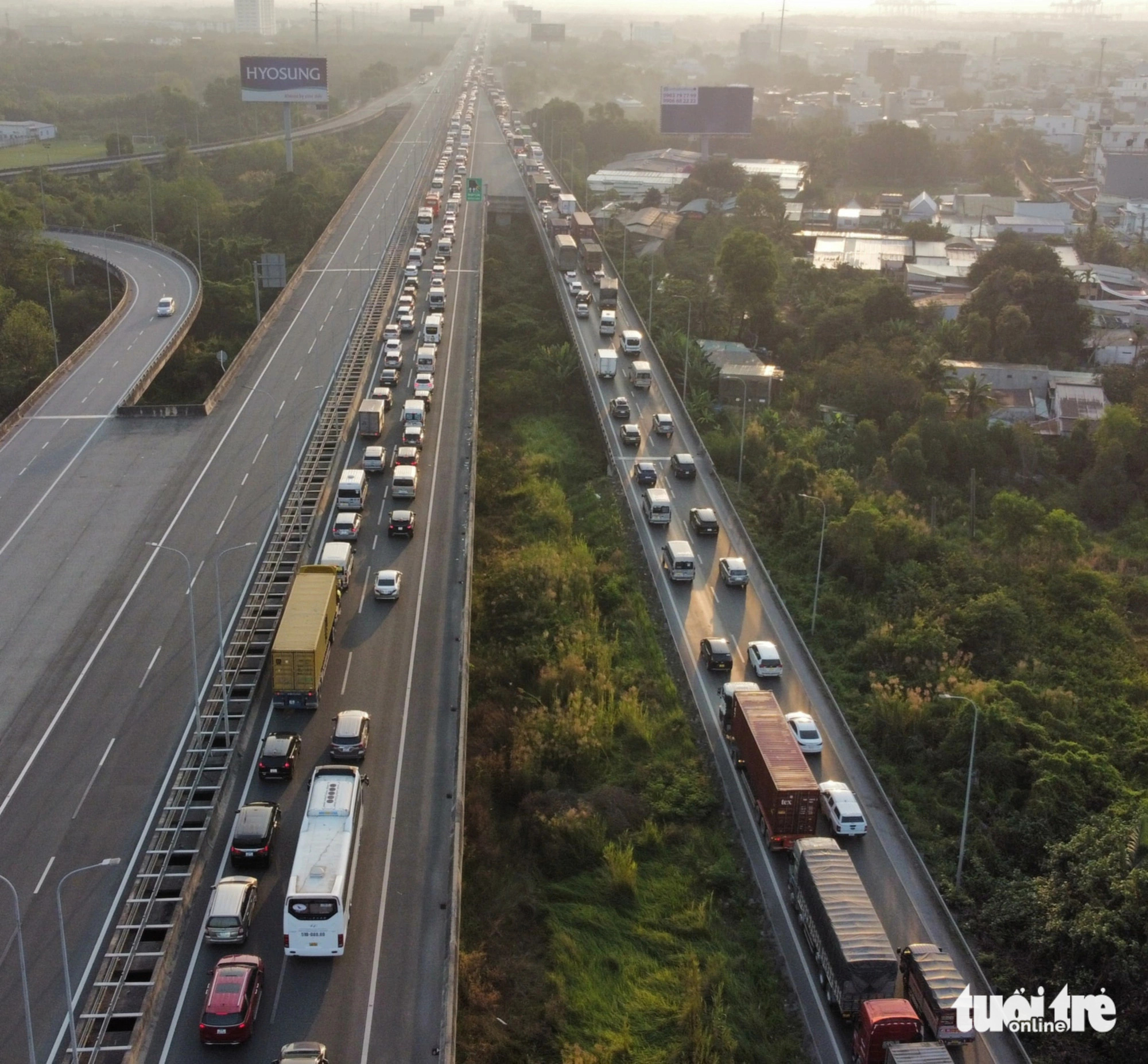 Cháy xe, tai nạn trên cao tốc TP.HCM - Long Thành - Dầu Giây, kẹt dài hàng chục km tới nút An Phú - Ảnh 4.