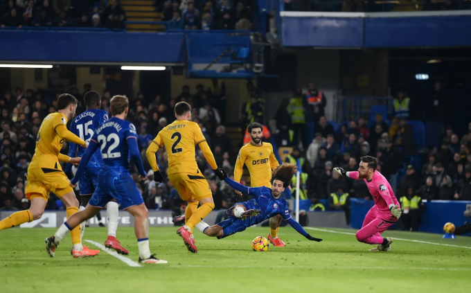 Marc Cucurella nhoài người dứt điểm nâng tỷ số lên 2-1. Ảnh: Chelsea FC