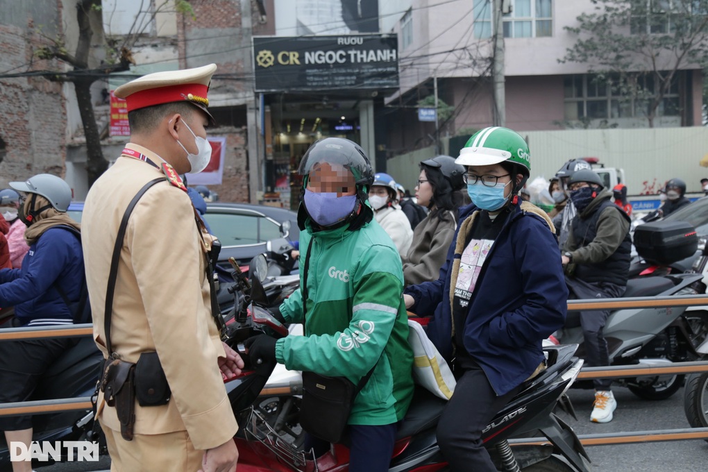 Nhiều người đi xe máy bị tổ công tác đặc biệt ở Hà Nội xử lý vi phạm - 3