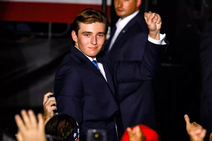 'Hoàng tử' Barron Trump gây sốt trong lễ nhậm chức của cha- Ảnh 6.