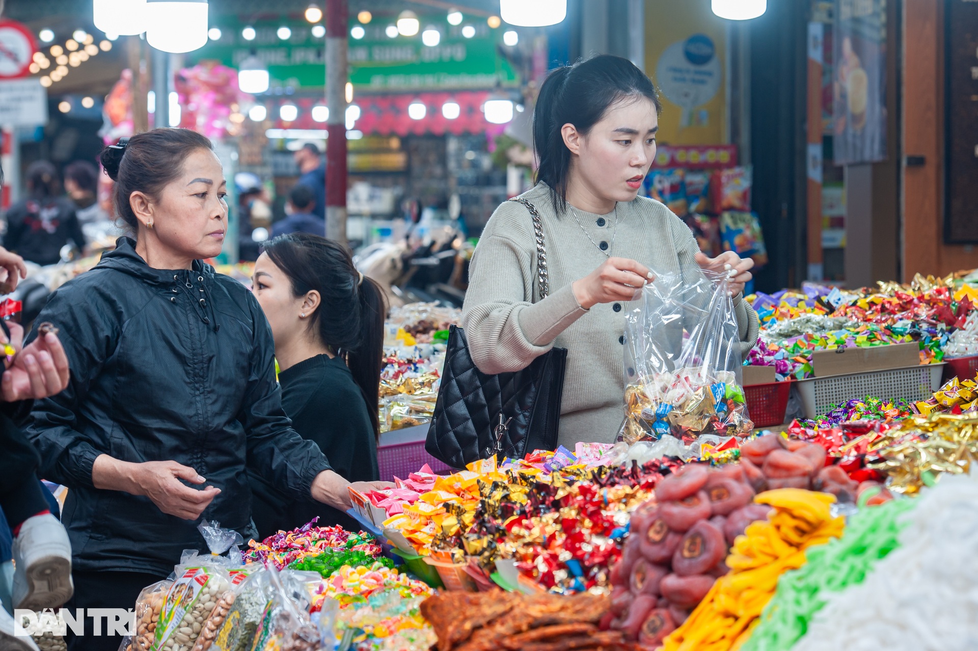 Các siêu thị, phố bánh kẹo ở Hà Nội chật kín người mua sắm Tết  - 14