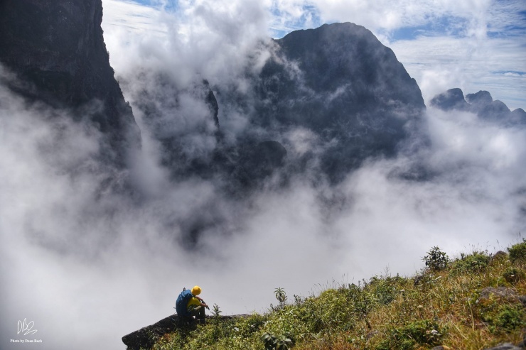 Chiêm ngưỡng cảnh mây vờn núi.