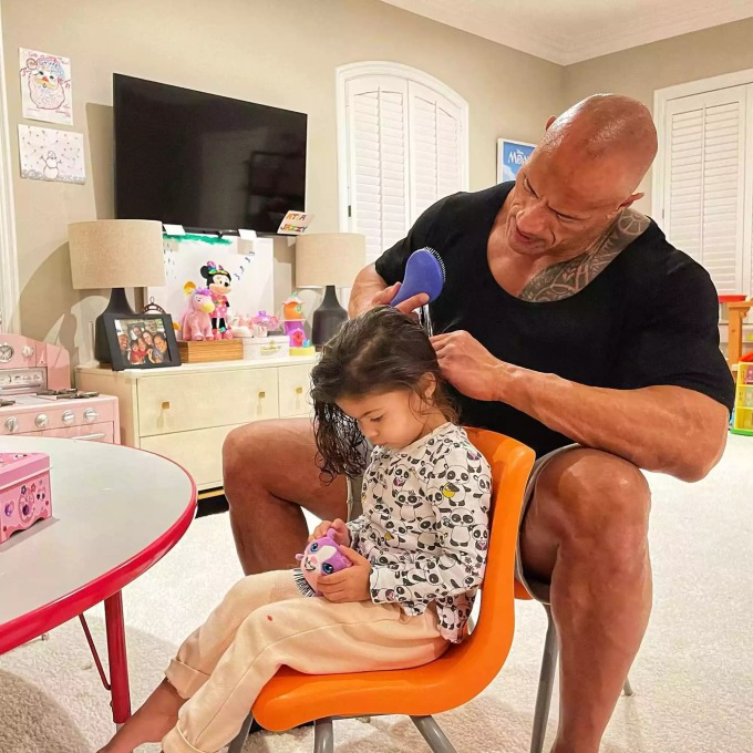 The Rock chải tóc cho con gái út Tiana. Ảnh: Instagram The Rock