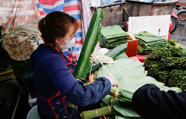 Giữa lòng Thủ đô có khu chợ lâu năm cực sầm uất dịp Tết, chỉ bán duy nhất một món hàng khách vẫn nườm nượp - 3