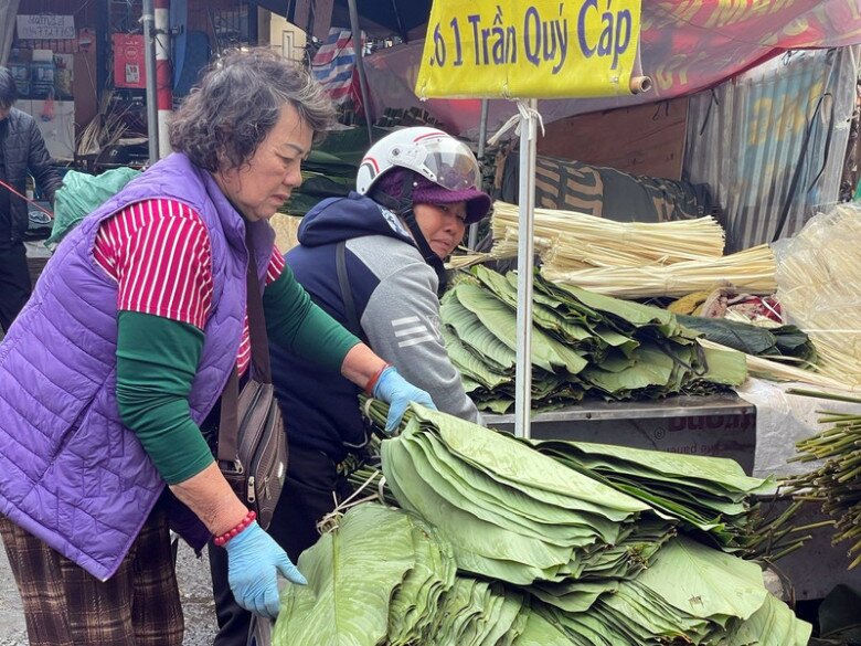 Giữa lòng Thủ đô có khu chợ lâu năm cực sầm uất dịp Tết, chỉ bán duy nhất một món hàng khách vẫn nườm nượp - 2