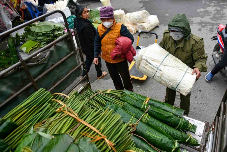 Giữa lòng Thủ đô có khu chợ lâu năm cực sầm uất dịp Tết, chỉ bán duy nhất một món hàng khách vẫn nườm nượp - 5