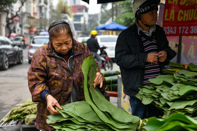 Giữa lòng Thủ đô có khu chợ lâu năm cực sầm uất dịp Tết, chỉ bán duy nhất một món hàng khách vẫn nườm nượp - 4