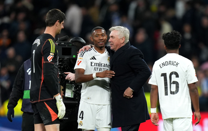 HLV Carlo Ancelotti chia vui cùng David Alaba sau trận trận Real Madrid thắng Las Palmas 4-1 trên sân Bernabeu, Madrid, Tây Ban Nha ngày 19/1. Ảnh: Mundo Deportivo