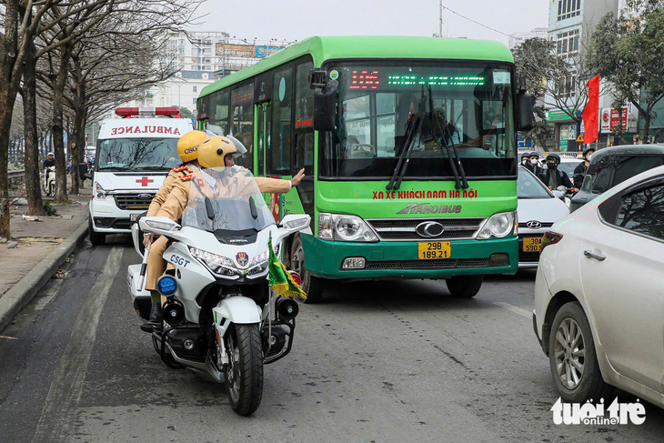 Người dân ùn ùn rời Hà Nội nghỉ Tết, cảnh sát giao thông dùng mô tô đặc chủng chống ùn tắc - Ảnh 2.