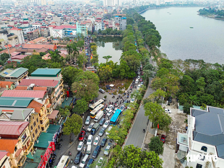 Người dân ùn ùn rời Hà Nội nghỉ Tết, cảnh sát giao thông dùng mô tô đặc chủng chống ùn tắc - Ảnh 6.