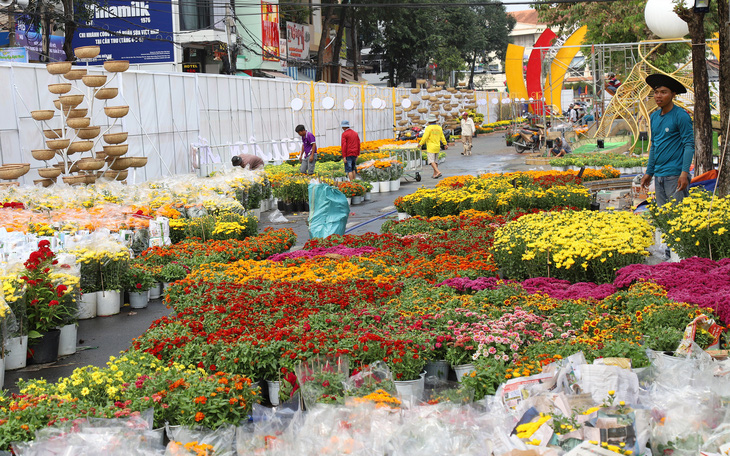 'Nàng thơ' rực rỡ bên nhà thờ Con Gà Đà Nẵng ngày đầu nghỉ Tết - Ảnh 16.