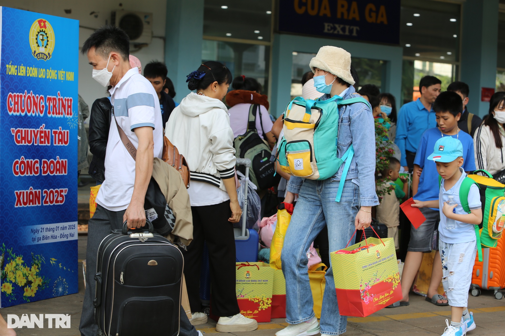 Công nhân khó khăn ở Đồng Nai về quê đón Tết trên chuyến tàu công đoàn - 5