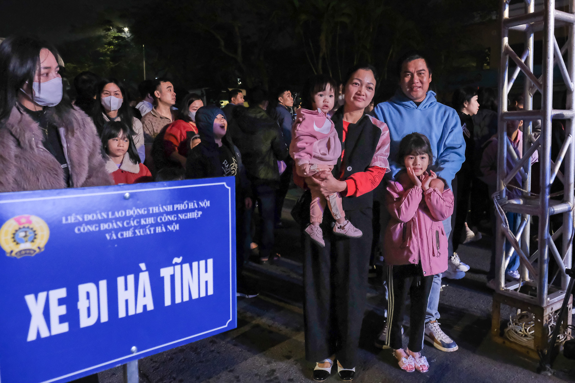 Không phải chen chúc trên xe khách, công nhân ‘yên tâm’ rời nhà máy về quê ăn Tết - Ảnh 4.